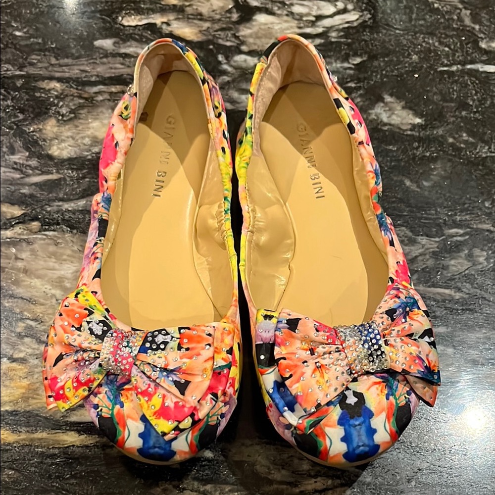 Gianni Bini Pink and Orange Flats with Vibrant Design
